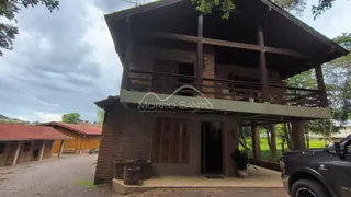 Fachada de uma casa de madeira de dois andares em Lajeado, Brasil.
