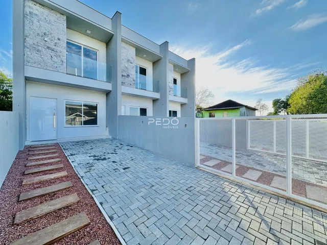 Fachada de uma residência moderna com muro e portão em Lajeado, Brasil.