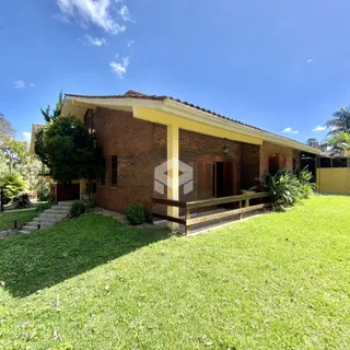 Fachada de uma casa em Lajeado, Brasil, com jardim gramado.
