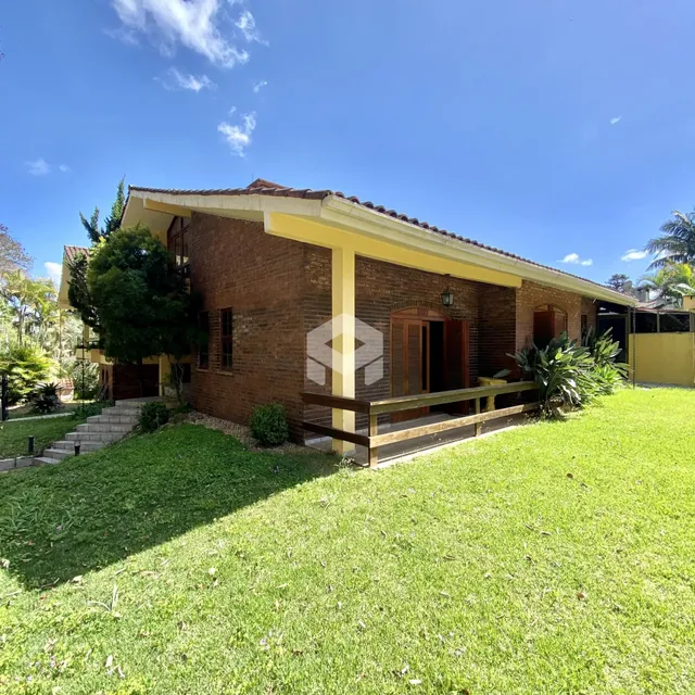 Fachada de uma casa em Lajeado, Brasil, com jardim gramado.