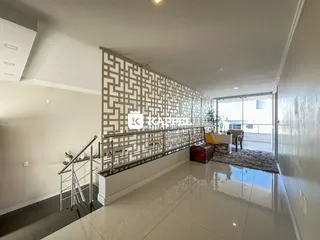 Sala de estar com piso de porcelanato e acesso a uma área externa.