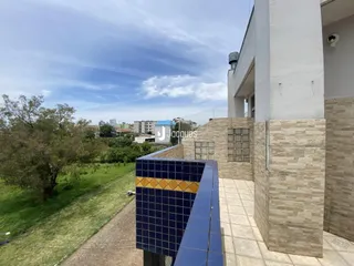 Vista da fachada de uma residência com área externa em Lajeado.