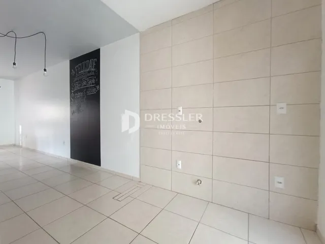 Hall de entrada com piso de cerâmica em um imóvel.