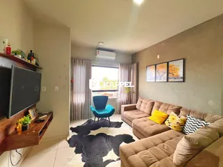 Sala de estar com sofá e televisão em um apartamento.