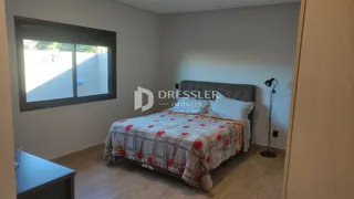 Quarto com janela e cama em um imóvel no Brasil.