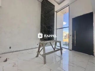 Sala de estar com piso de porcelanato e grande abertura para o exterior.
