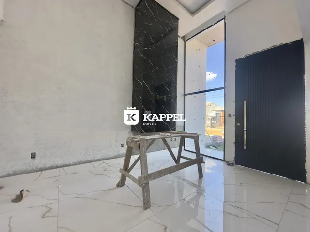 Sala de estar com piso de porcelanato e grande abertura para o exterior.