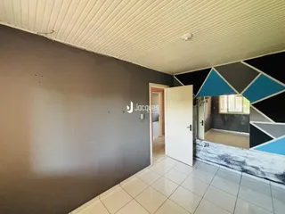 Interior de uma sala com piso de cerâmica e paredes pintadas.