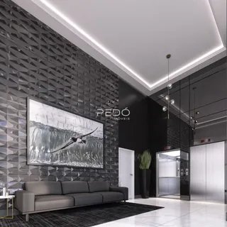 Sala de estar moderna com parede texturizada e sofá cinza.