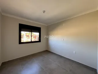 Sala de estar com piso de cerâmica e grande janela.