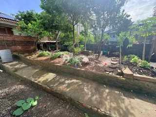 Vista de um jardim com muro de contenção em Lajeado, Brasil.