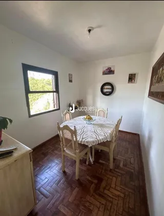 Uma sala de jantar com piso de madeira e janela na decoração.