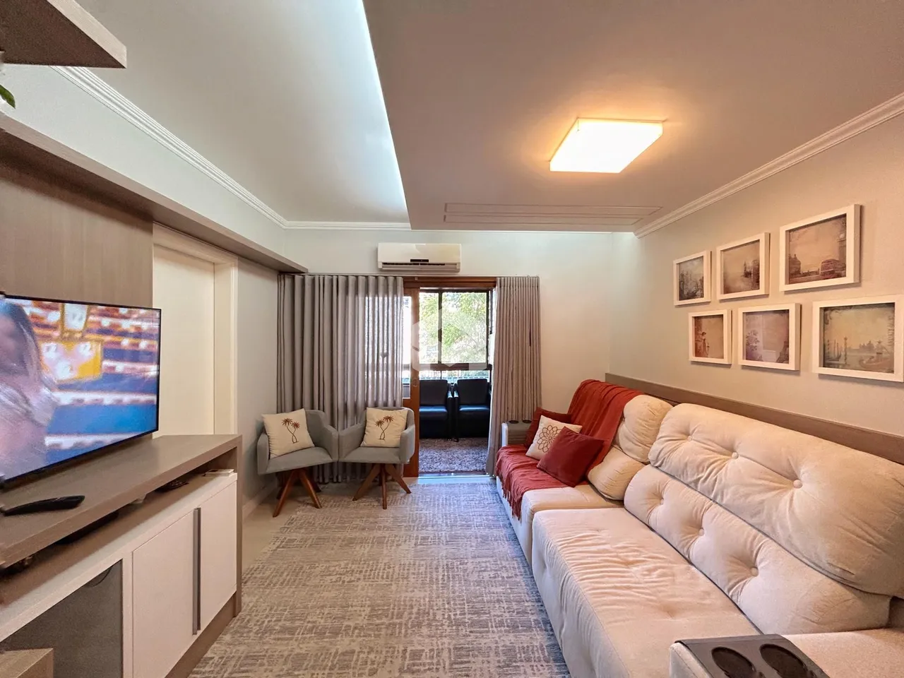 Sala de estar com sofá e decoração em um apartamento.