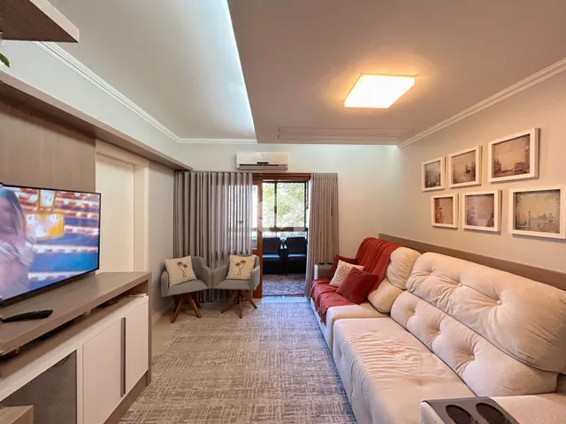 Sala de estar com sofá e decoração em um apartamento.