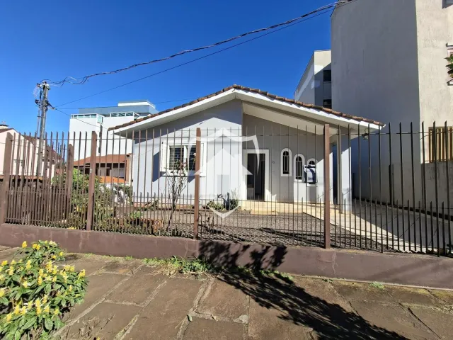 Fachada de uma casa em Lajeado, Brasil, com cerca de ferro.
