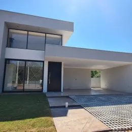 Fachada moderna de uma residência com grandes janelas e área externa em Lajeado, Brasil.