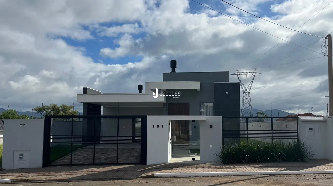 Fachada de uma casa moderna com portão de segurança em Lajeado, Brasil.