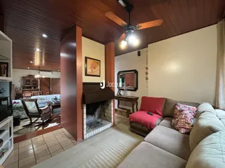 Sala de estar com lareira e sofá em ambiente residencial.