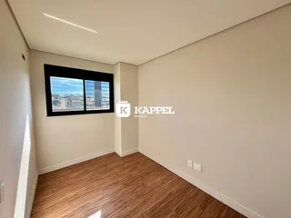 Foto de um cômodo interno com piso de madeira e janela com vista para a paisagem.