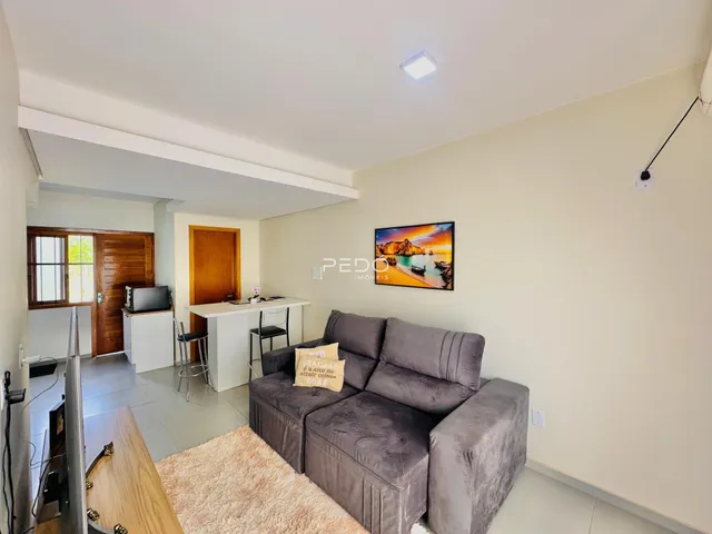 Sala de estar com sofá cinza e decoração na residência.