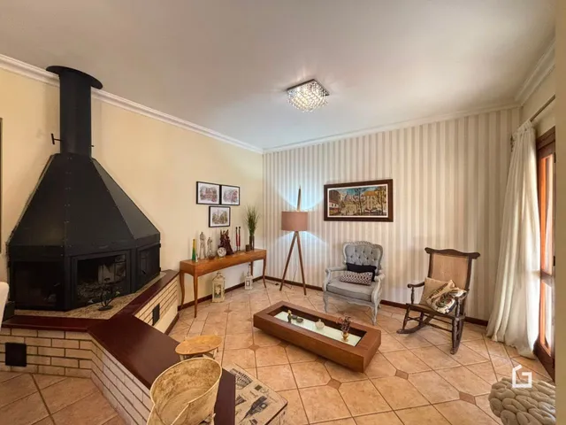Sala de estar com lareira e piso de cerâmica em Lajeado, Brasil.