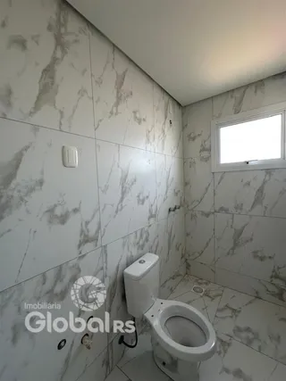 Foto de um banheiro revestido com mármore branco.