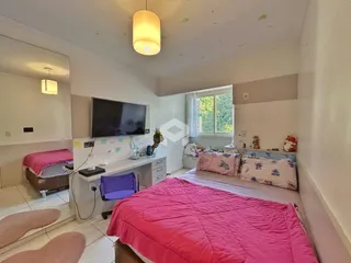 Quarto com cama e televisão em um apartamento no Brasil.