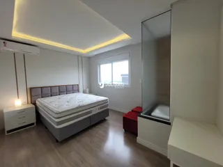 Quarto com cama e janela em um apartamento.