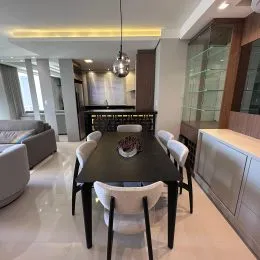 Sala de estar com piso claro e móveis escuros.