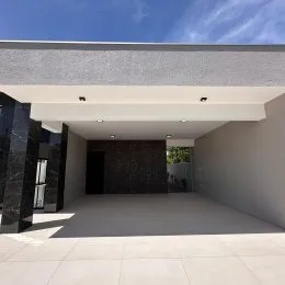 Hall de entrada com piso claro e teto branco.