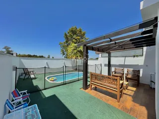 Vista de uma área externa com piscina e deck em Lajeado.