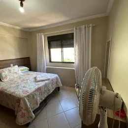 Foto de um quarto com cama e roupa de cama.