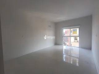 Ambiente interno de uma sala ampla com piso de porcelanato branco.