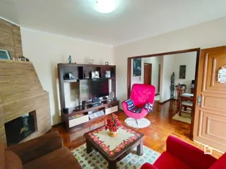 Sala de estar com piso de madeira e lareira.