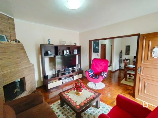 Sala de estar com piso de madeira e lareira.