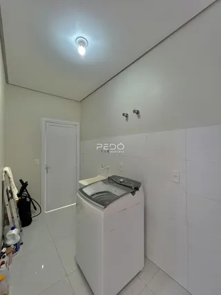 Foto de um ambiente interno com piso de cerâmica e um chuveiro.