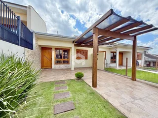 Fachada de uma residência em Lajeado, Brasil, com área externa e jardim.
