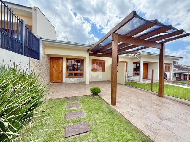Fachada de uma residência em Lajeado, Brasil, com área externa e jardim.