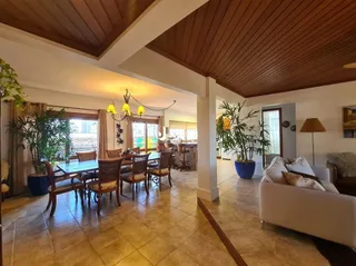 Sala de estar com teto de madeira e piso de cerâmica.
