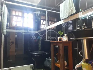 Foto interna de um ambiente com pia e toalha em um imóvel.