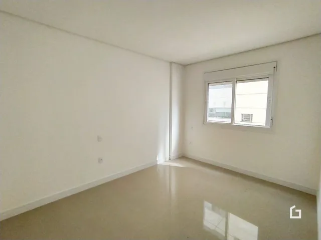 Vista interna de um cômodo com paredes brancas e piso claro.