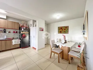Foto de uma sala de estar com cozinha e área de jantar integrada.