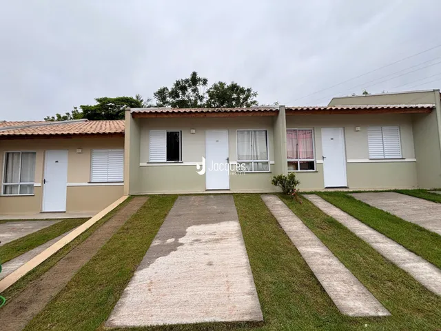 Fachada de uma casa em Lajeado, Brasil, com jardim frontal.