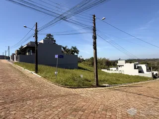 Fachada de uma residência em Lajeado, Brasil, com paisagem ao fundo.
