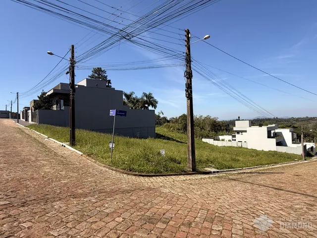 Fachada de uma residência em Lajeado, Brasil, com paisagem ao fundo.