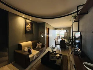Sala de estar com sofá e decoração em um imóvel no Brasil.