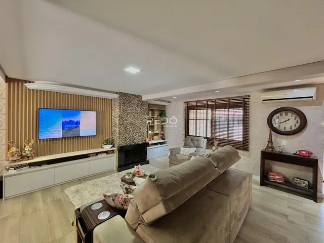 Sala de estar moderna com sofá e televisão em um apartamento.
