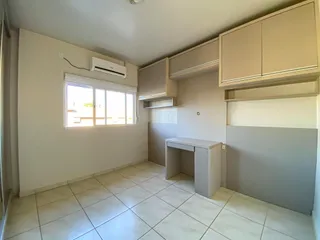 Ambiente interno com piso de cerâmica e armários superiores em uma sala clara.