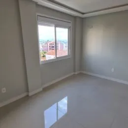 Vista de uma janela de um cômodo interno com vista para a paisagem urbana.