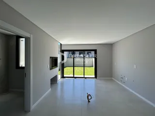 Hall de entrada com piso claro e paredes brancas.